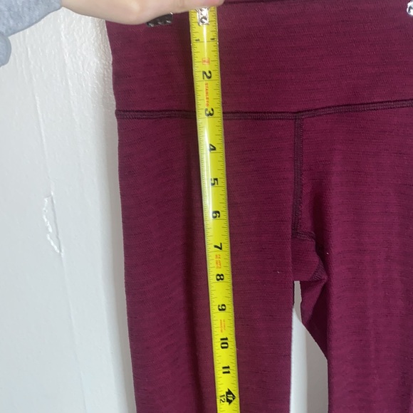 🌷Adorable maroon Lululemon reversible leggings! - Picture 4 of 10